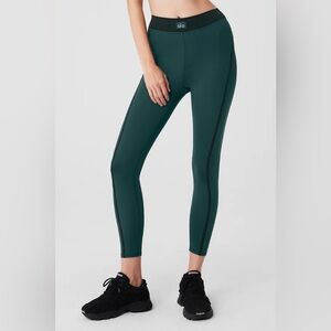ALO Yoga Airlift High-Waist 7/8 Line Up Legging
- Midnight Green